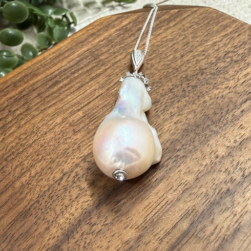 Confessions: Crown Jewel Pearl Necklace