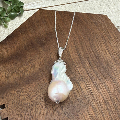 Confessions: Crown Jewel Pearl Necklace